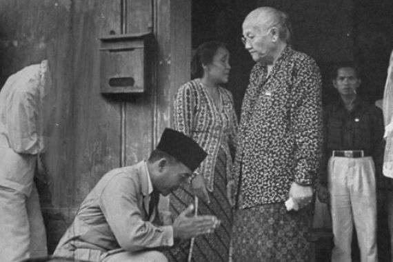 Bila Bersama Ibunya, Bung Karno pun... - JPNN.COM