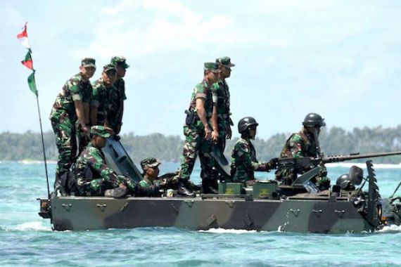 Ke Daerah Operasi, Panglima Naik Tank yang Diawaki Perempuan TNI AD - JPNN.COM