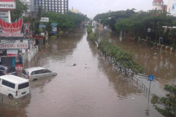 Duh Banjir Lagi, Kulkas dan Mesin Cuci Warga Hanyut - JPNN.COM