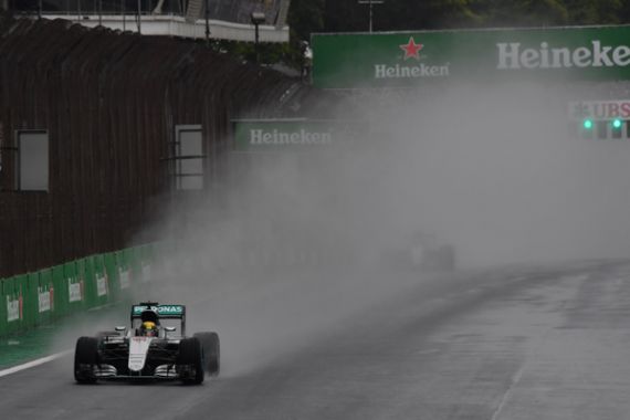 Menang di Balapan Melawan Cuaca, Hamilton Pangkas Jarak dengan Rosberg - JPNN.COM