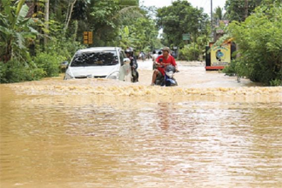 Banjir Terjang Lima Wilayah Trenggalek - JPNN.COM