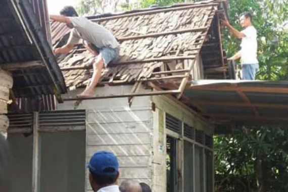Pemkot Cuek, Warga Gotong Royong Perbaiki Rumah Janda - JPNN.COM