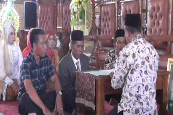 Ihhhiiirr.. Pasangan Tua Ikut Nikah Masal, Grogi Banget - JPNN.COM