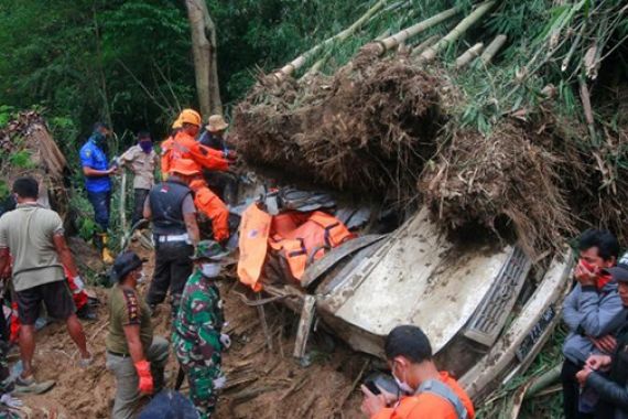 Tertimbun Longsor, Sekeluarga Tewas Mengenaskan di Dalam Mobil - JPNN.COM