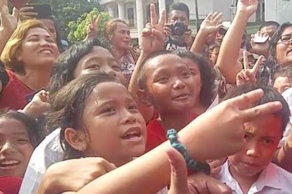 Ahok Blusukan di Pondok Kopi, Anak SD Girang Nyanyi Pak Ahok Is The Best - JPNN.COM