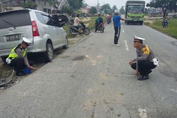 BRAK!!! Xenia Hantam Truk, Ibu dan Bayinya Berusia 40 Hari Tewas Ditempat - JPNN.COM