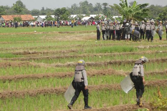 Mencekam! Tolak Pembangunan Bandara, Warga Bentrok dengan Aparat - JPNN.COM