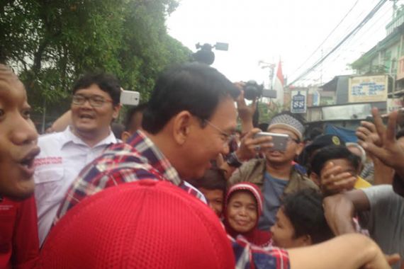 Blusukan ke Pademangan, Ahok Cek Kondisi Kali - JPNN.COM