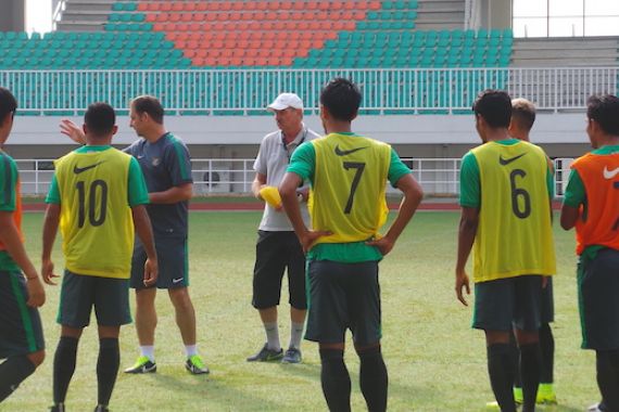 Realistis, Riedl Tak Pasang Target Besar Lawan Thailand - JPNN.COM