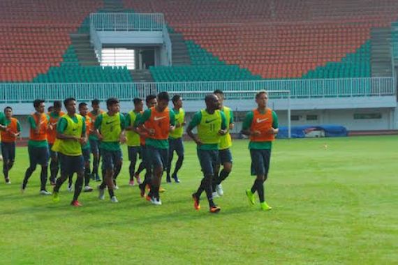 Timnas Uji Lapangan Plus Latihan Tertutup - JPNN.COM