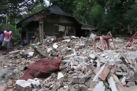 Astaga! Rumah Rata dengan Tanah Akibat Gempa di Jember - JPNN.COM
