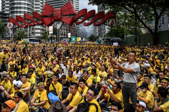 Panas! Puluhan Ribu Massa Duduki Petronas, Tuntut Perdana Menteri Mundur - JPNN.COM