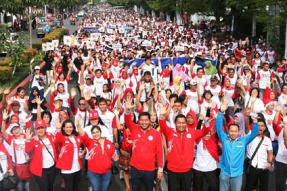 Lihatlah, Kirab Budaya Taruna Merah Putih di Semarang Meriah Banget - JPNN.COM