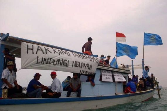 Protes Pembangunan Dermaga, Ratusan Nelayan Turun ke Laut - JPNN.COM