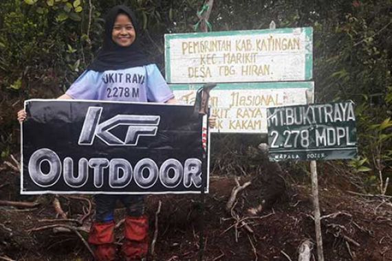 Pendaki Cilik Khansa Syahlaa Sukses Taklukkan Puncak Tertinggi Borneo - JPNN.COM