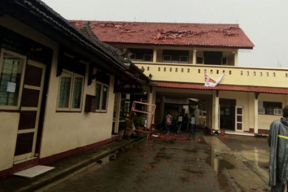 Hujan Badai, 3 Bangunan Sekolah di Sukorejo Rusak - JPNN.COM