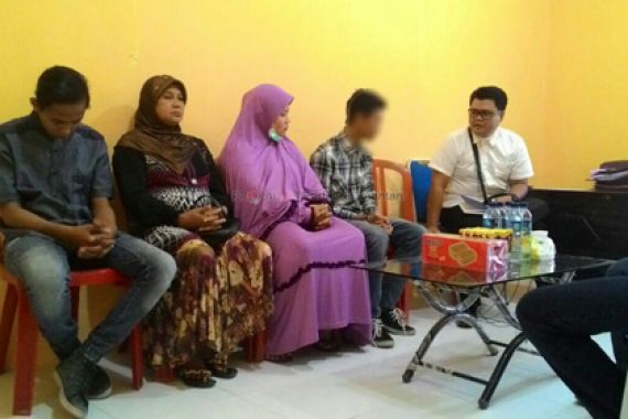 Di Hadapan Ibu, Maling Motor Cium Tangan Korbannya - JPNN.COM