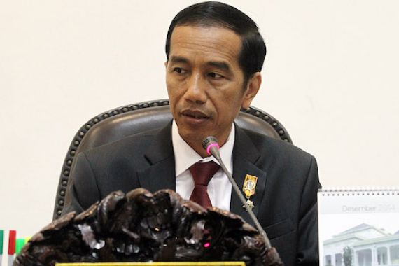 Bikin Haru, Beginilah Cara Presiden Jokowi Menghormat ke Guru - JPNN.COM