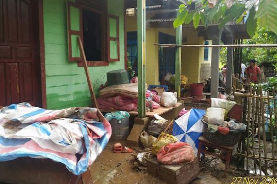Ratusan Rumah di Pasbar Terendam Banjir - JPNN.COM