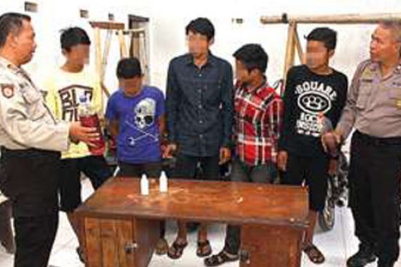Sekelompok Anak Muda Digerebek, Polisi Temukan 5 Celurit, Golok dan Daun Ganja - JPNN.COM