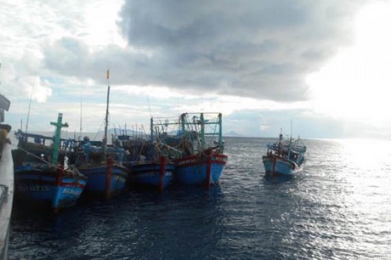 Lima Kapal Nelayan Asal Vietnam Ditangkap Saat Mencuri Ikan di Anambas - JPNN.COM