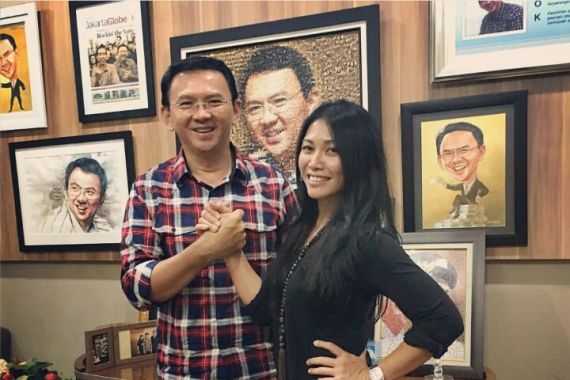 Lihat Tuh, Anggun Genggam Erat Tangan Ahok - JPNN.COM