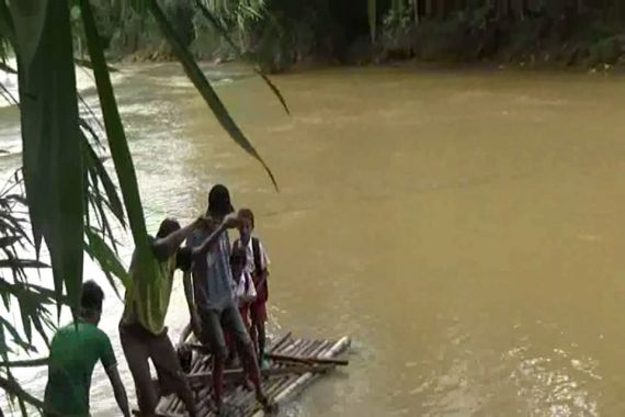 SALUT! Siswa Seberangi Banjir Besar Demi ke Sekolah - JPNN.COM