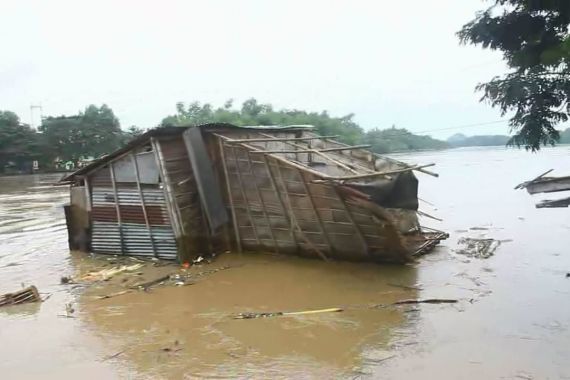 Rumah Pak Raden Hanyut Terbawa Banjir, Warga Hanya Bisa Menonton.. - JPNN.COM