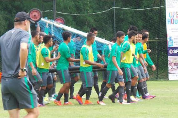 Lapangan Disterilkan, Timnas Latihan di Tempat Berbeda - JPNN.COM