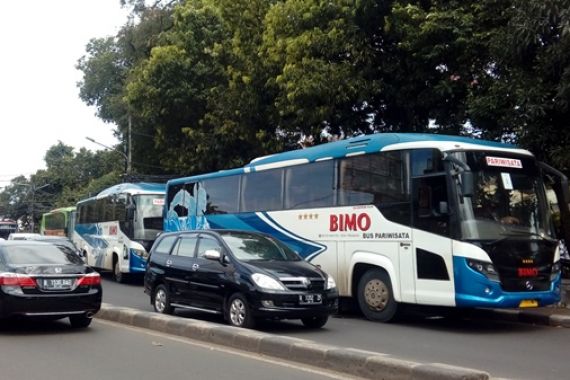 Puluhan Bus Massa Aksi 212 Merapat ke Markas FPI - JPNN.COM