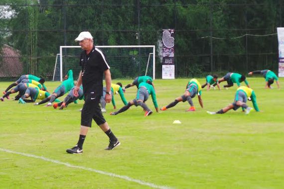 Riedl Tegaskan Pada Pemain Jangan Buat Kesalahan Sendiri - JPNN.COM