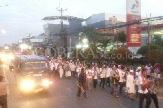 Massa Pejalan Kaki dari Ciamis Tiba di Bekasi, Dini Hari Nanti Menuju Jakarta - JPNN.COM