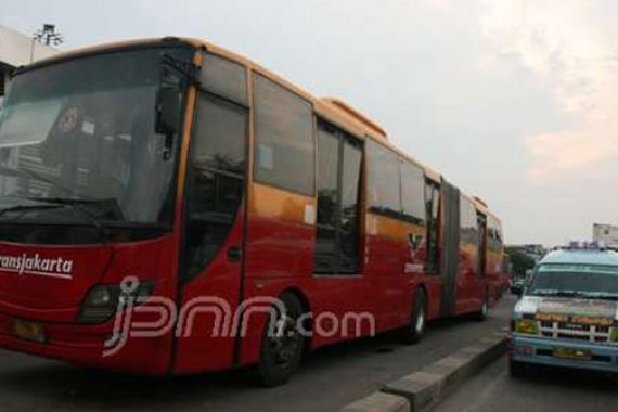 Bus Transjakarta Terbakar, Dugaan Sementara Api dari... - JPNN.COM