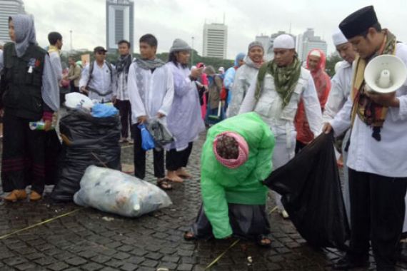 Terharu..Aa Gym Sibuk Pungut Botol Minuman dan Sisa Kotak Makan - JPNN.COM