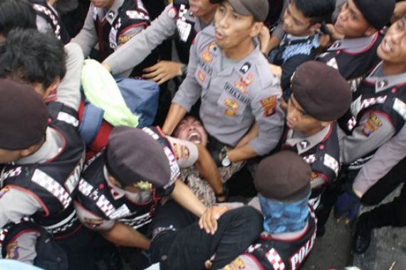 Lihat! Polisi Angkut Paksa Puluhan Aktivis HMI - JPNN.COM