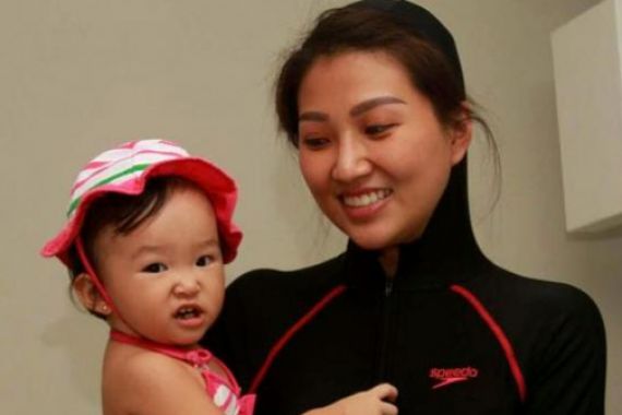 Sarwendah Ajarkan Putri Kecilnya Bahasa Mandarin - JPNN.COM