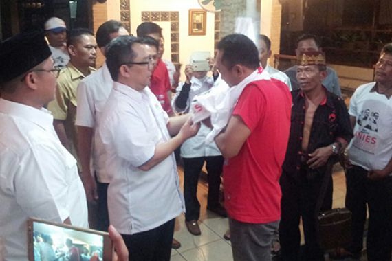 Pentolan dan Kader PDIP di Jakbar Pilih Dukung Anies-Sandi - JPNN.COM