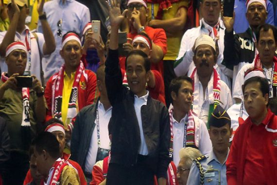 Lihat Tuh Gaya Pak Jokowi Girang Banget Lihat Aksi Timnas - JPNN.COM