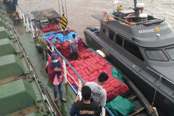 BC Tangkap 3 Kapal Penyelundup Bawang Merah dan Ganja - JPNN.COM