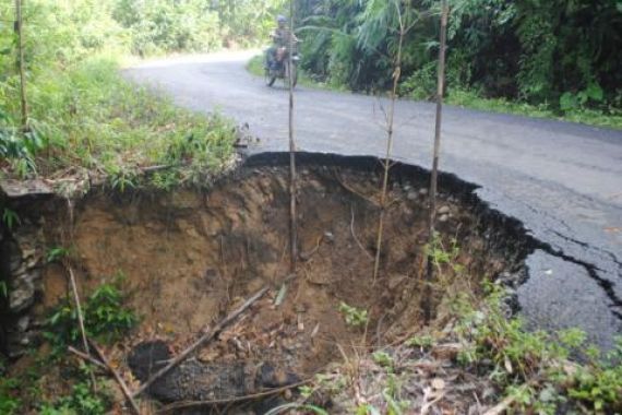 Kerusakan Ruas Jalan Menuju 17 Desa di Lahat Kian Melebar - JPNN.COM