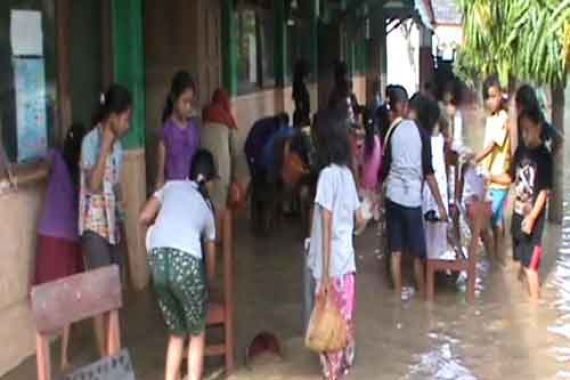 Ujian Ditunda, Murid Bersihkan Sekolah yang Kebanjiran - JPNN.COM