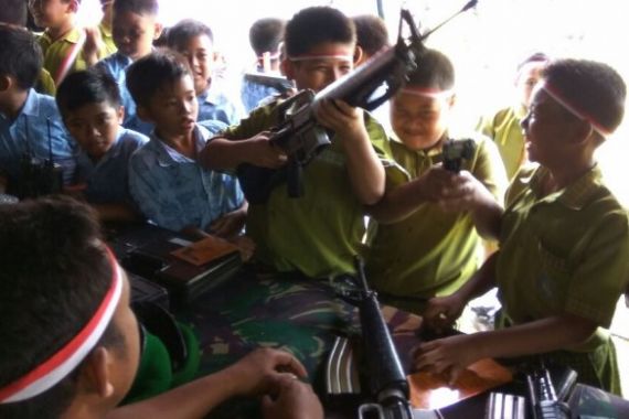 Lihat, Anak-anak Berebut Senjata Laras Panjang Asli - JPNN.COM