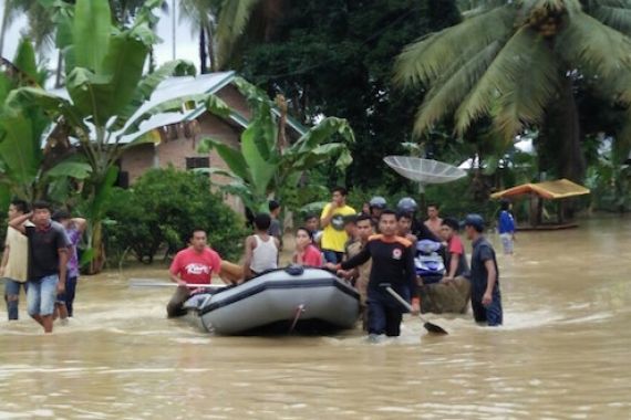 Sungai Batangsaman Meluap, Ratusan Rumah di Pasbar Terendam Banjir - JPNN.COM