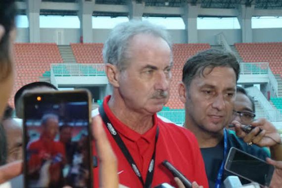 Riedl pun Menambah Penganggu di Tengah - JPNN.COM