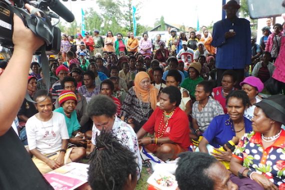 Mensos Khofifah Luncurkan Bansos Non-Tunai di Papua - JPNN.COM