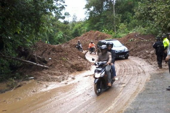 Longsor, Pasaman-Bukittinggi Lumpuh 5 Jam - JPNN.COM