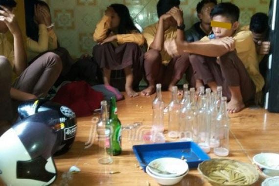 Asyik Pesta Miras, 15 Pelajar di Bengkulu Digaruk Aparat - JPNN.COM