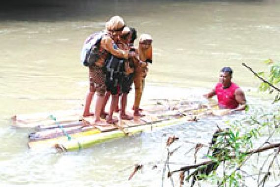 Miris..Para Siswa Pakai Rakit dari Pohon Pisang ke Sekolah - JPNN.COM