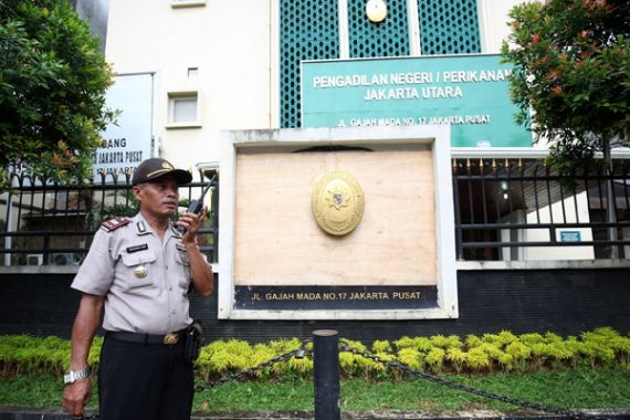 Aduh, Massa di Depan PN Jakut Mulai Kecewa - JPNN.COM