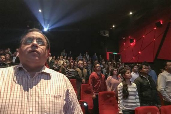 Tolak Berdiri saat Lagu Kebangsaan Diputar, 20 Penonton di Bioskop Ditahan - JPNN.COM
